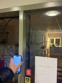 Kahvaltı salonu 6 da açılıyor denmesine raÄmen yarım saat bekledik ve kahvaltı sunulmadı.