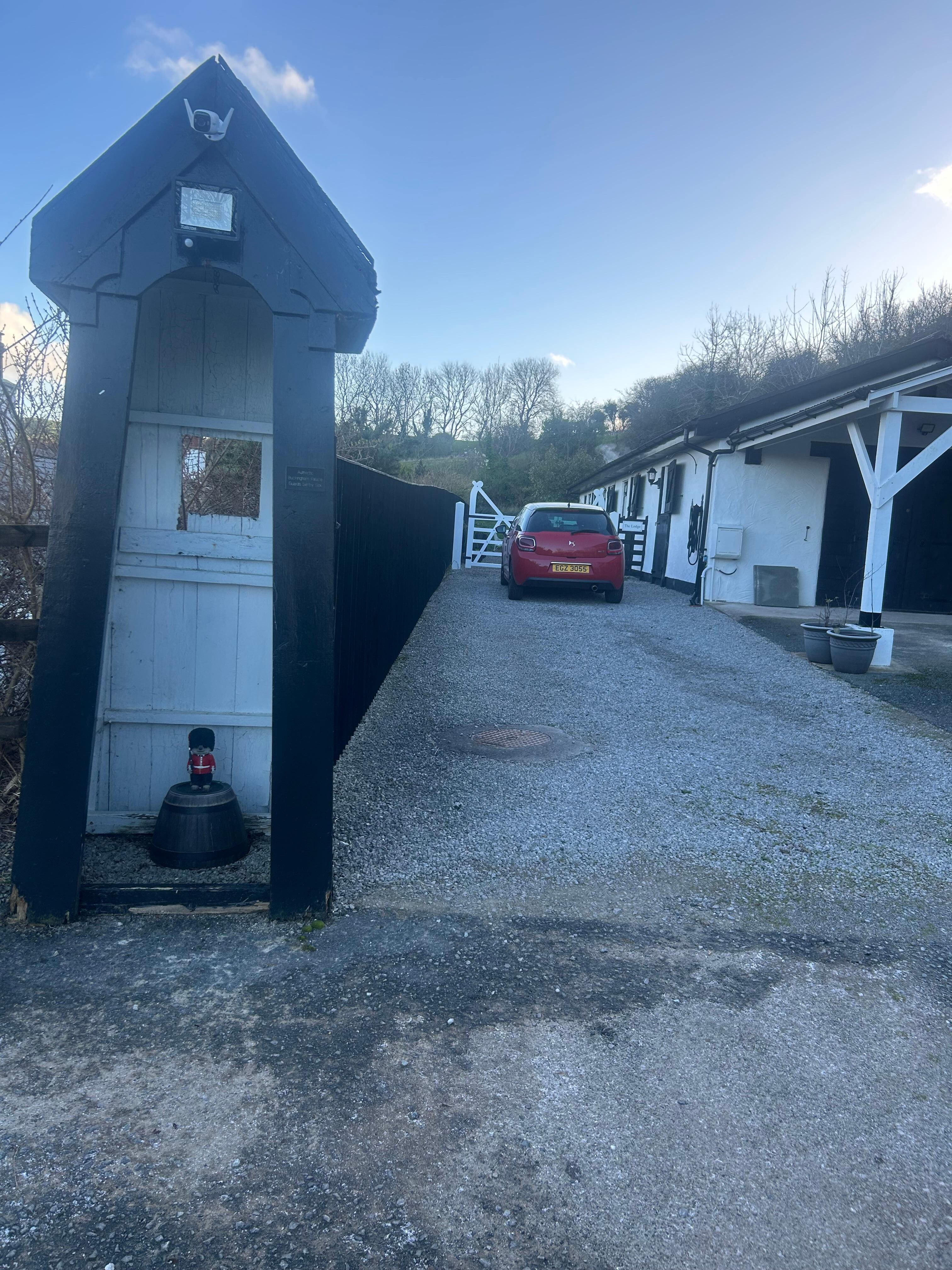 Driveway to the entrance.