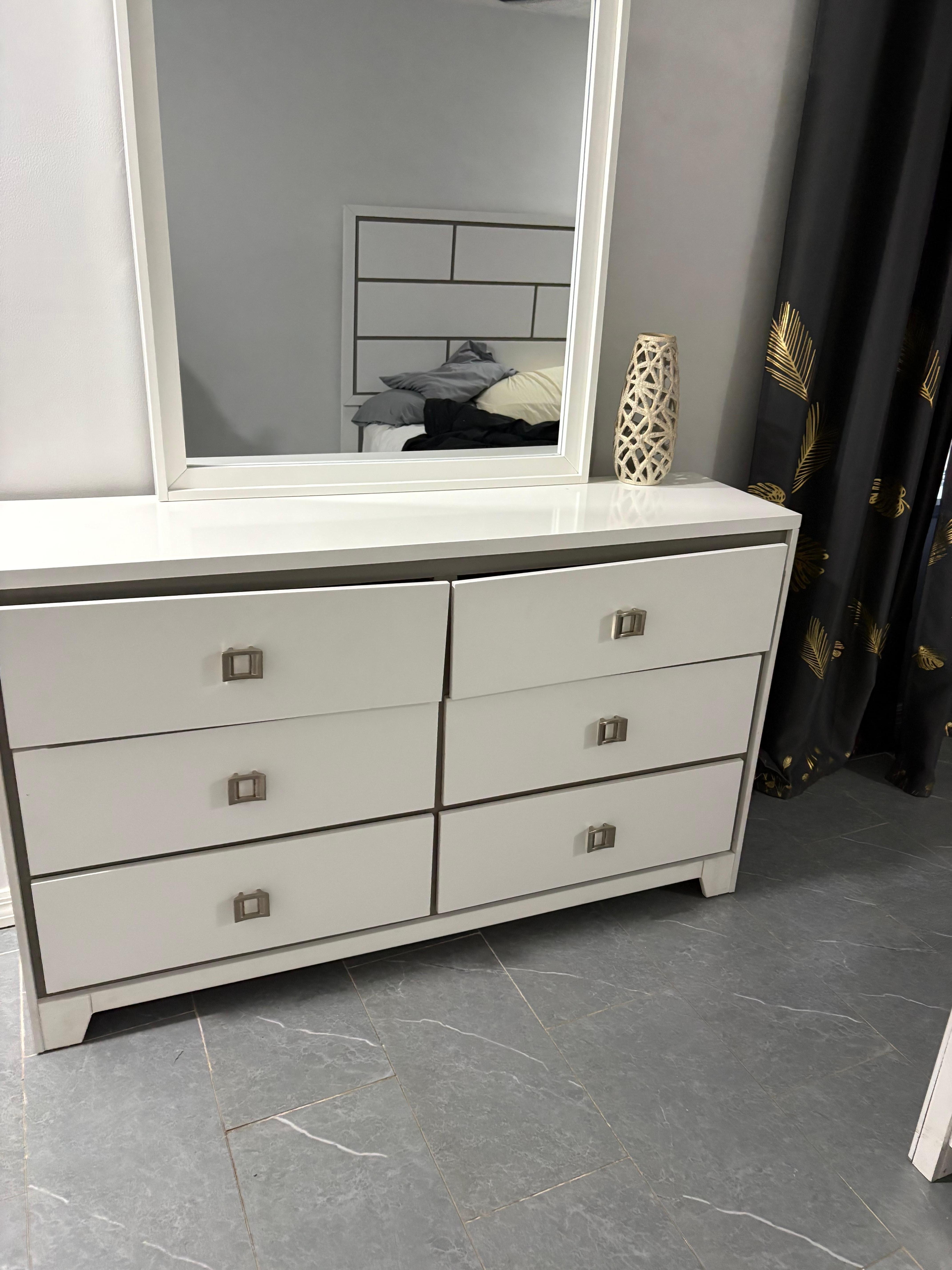 Not a huge deal- but th dressers are broken and no lamp in the room :( just is hard to chill and hang out in there. 