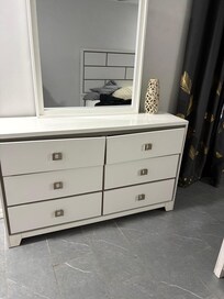 Not a huge deal- but th dressers are broken and no lamp in the room :( just is hard to chill and hang out in there.