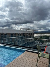 Close to the airport but still close to restaurants and views