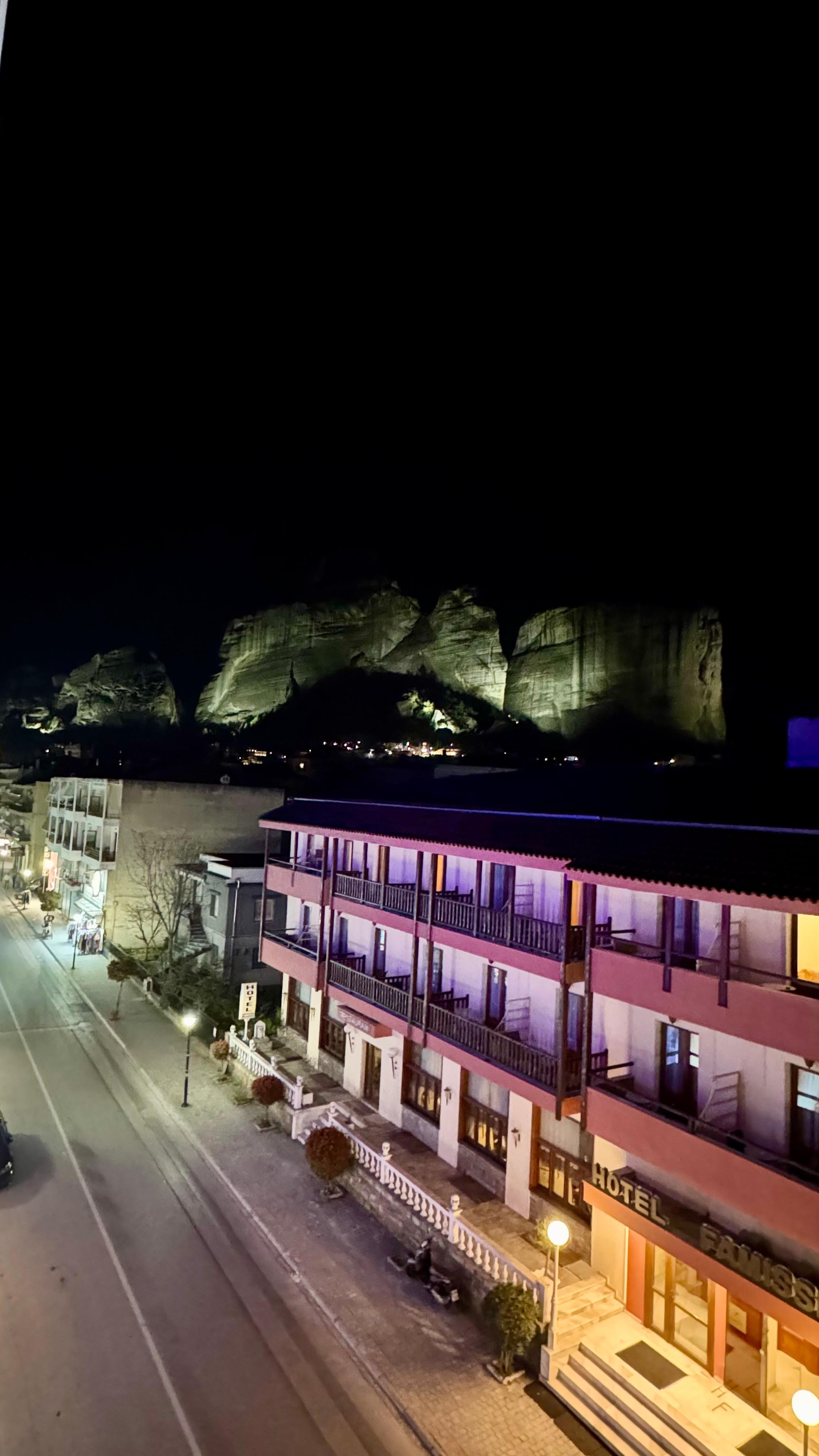 Vue depuis le balcon (la nuit).