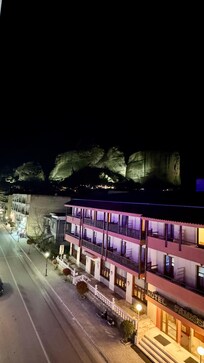 Vue depuis le balcon (la nuit).