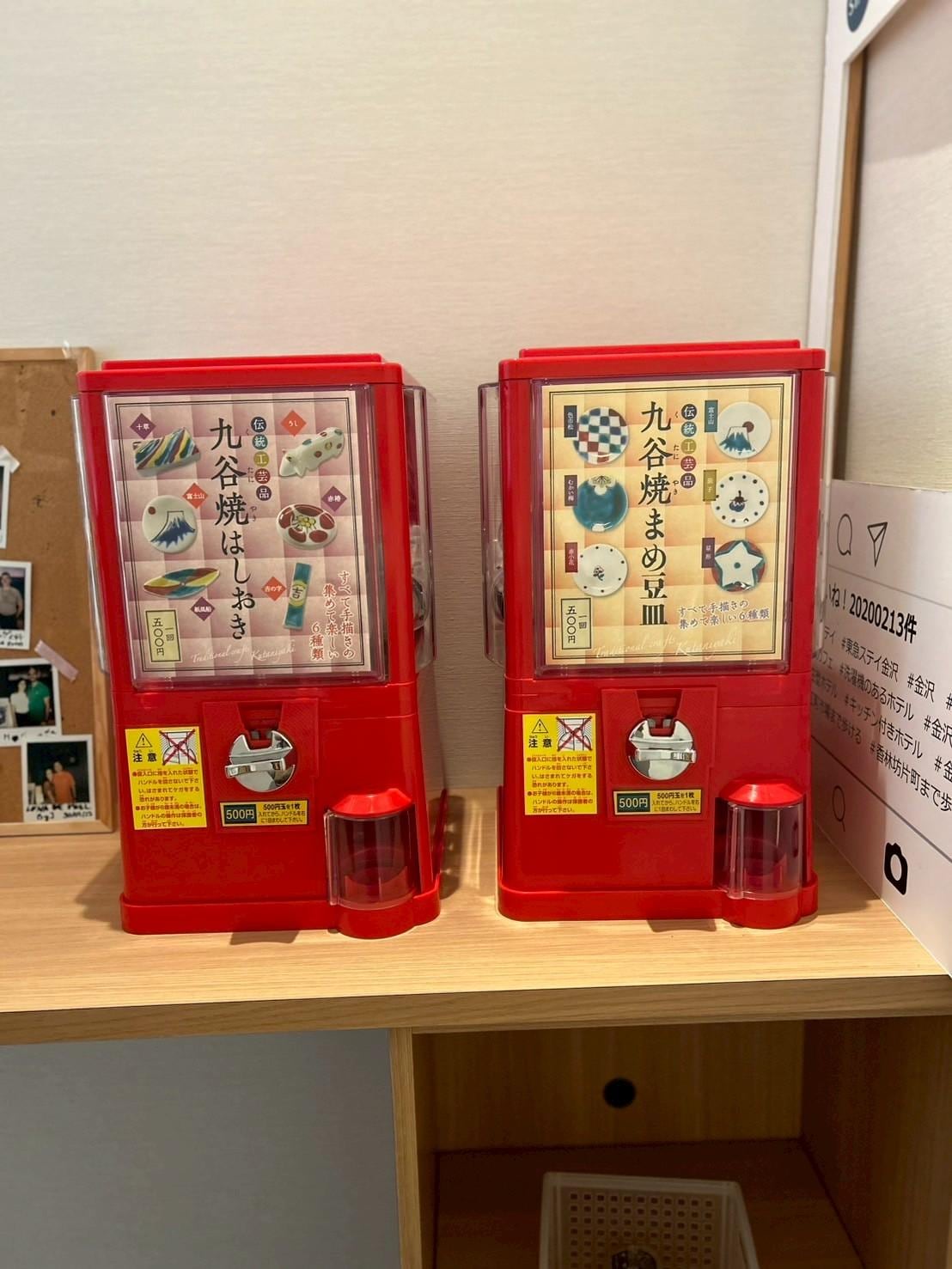 フロント階（1階）の端の目立たない場所にひっそりと置いてあるカプセルトイ。ハズレなしでお土産にもなる！