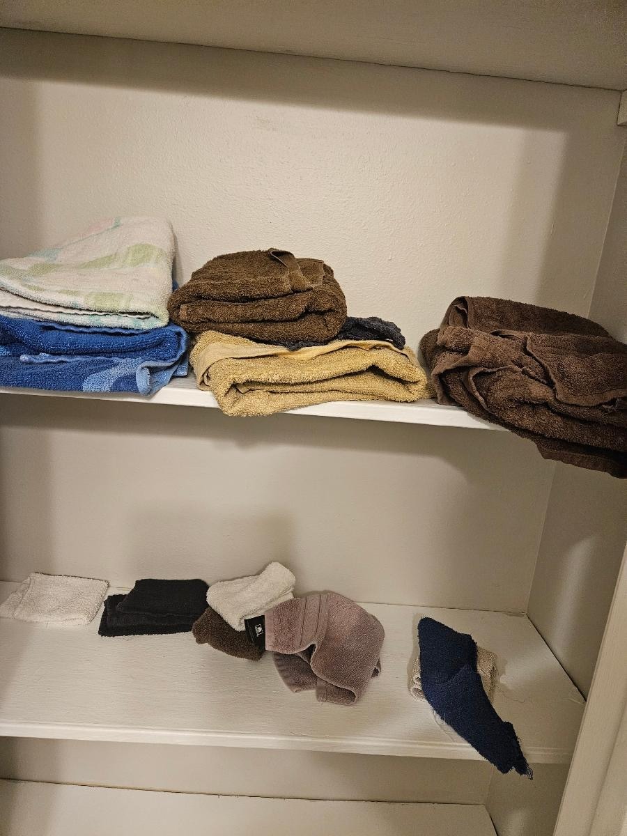 Towel cabinet