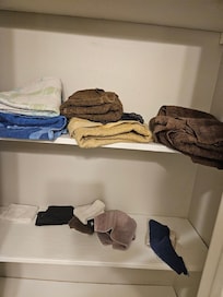 Towel cabinet