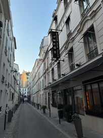 人通りの無い路地裏