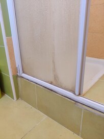 "Großes" Badezimmer: Schimmel in der Dusche