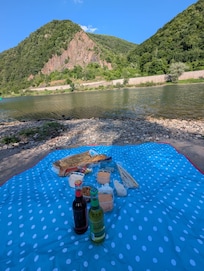Picknick am Ufer der Mosel in Moselkern