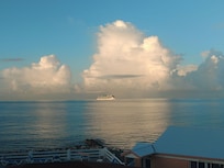 朝焼けの中クルーズ船入港