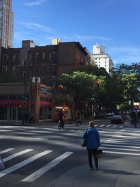 Nærområdet, krysset 8th Avenue, 51st Street.