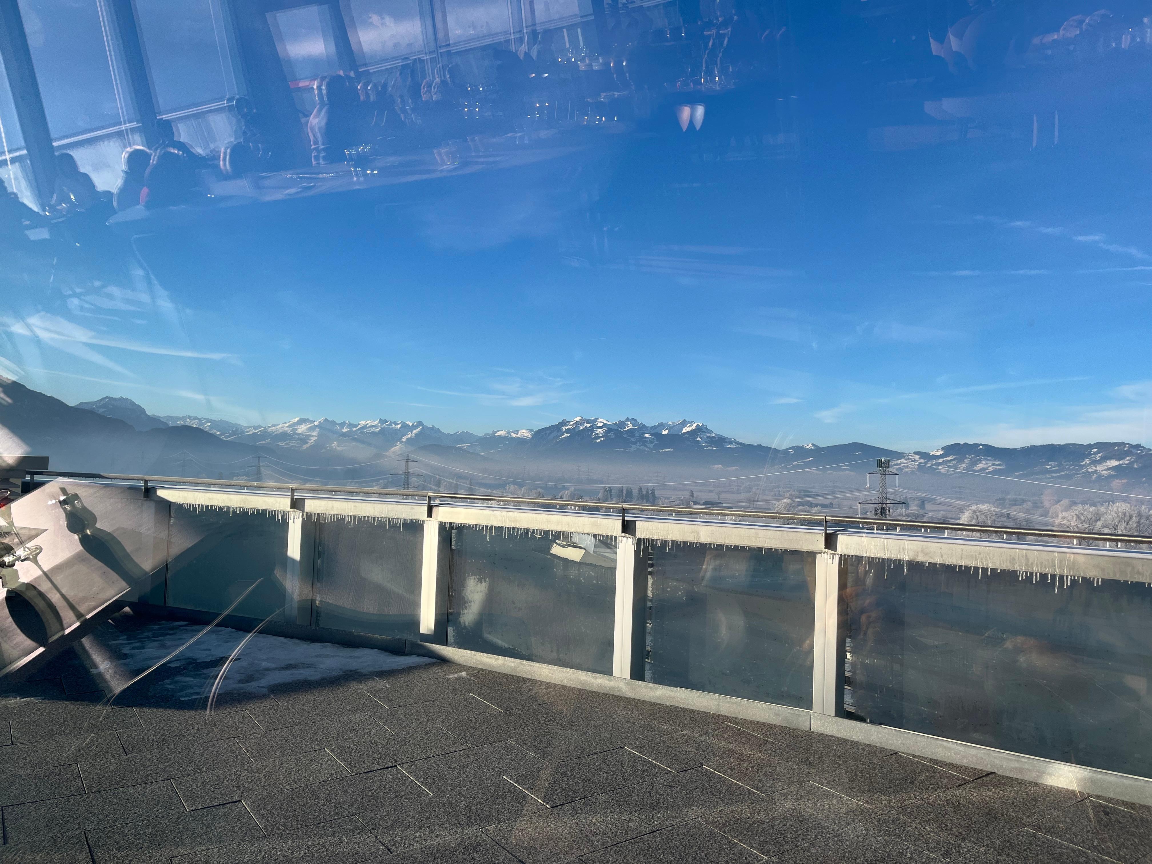 Frühstücken mit Blick auf die Berge 