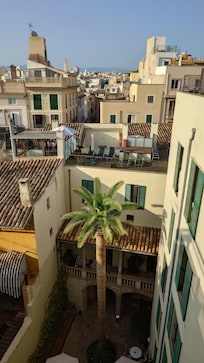 Blick in den Innenhof und eine der Dachterrassen