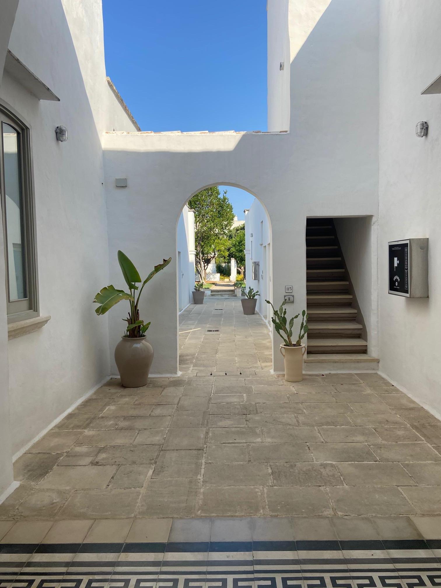 Entrée de la Partie Hotel/Chambres avec Piscine