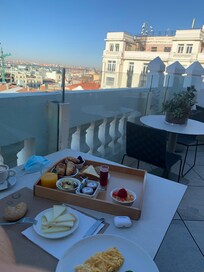 Petit dĂ©jeuner sur le rooftop de l'hĂŽtel pour apprĂ©cier la vue en mĂȘme temps