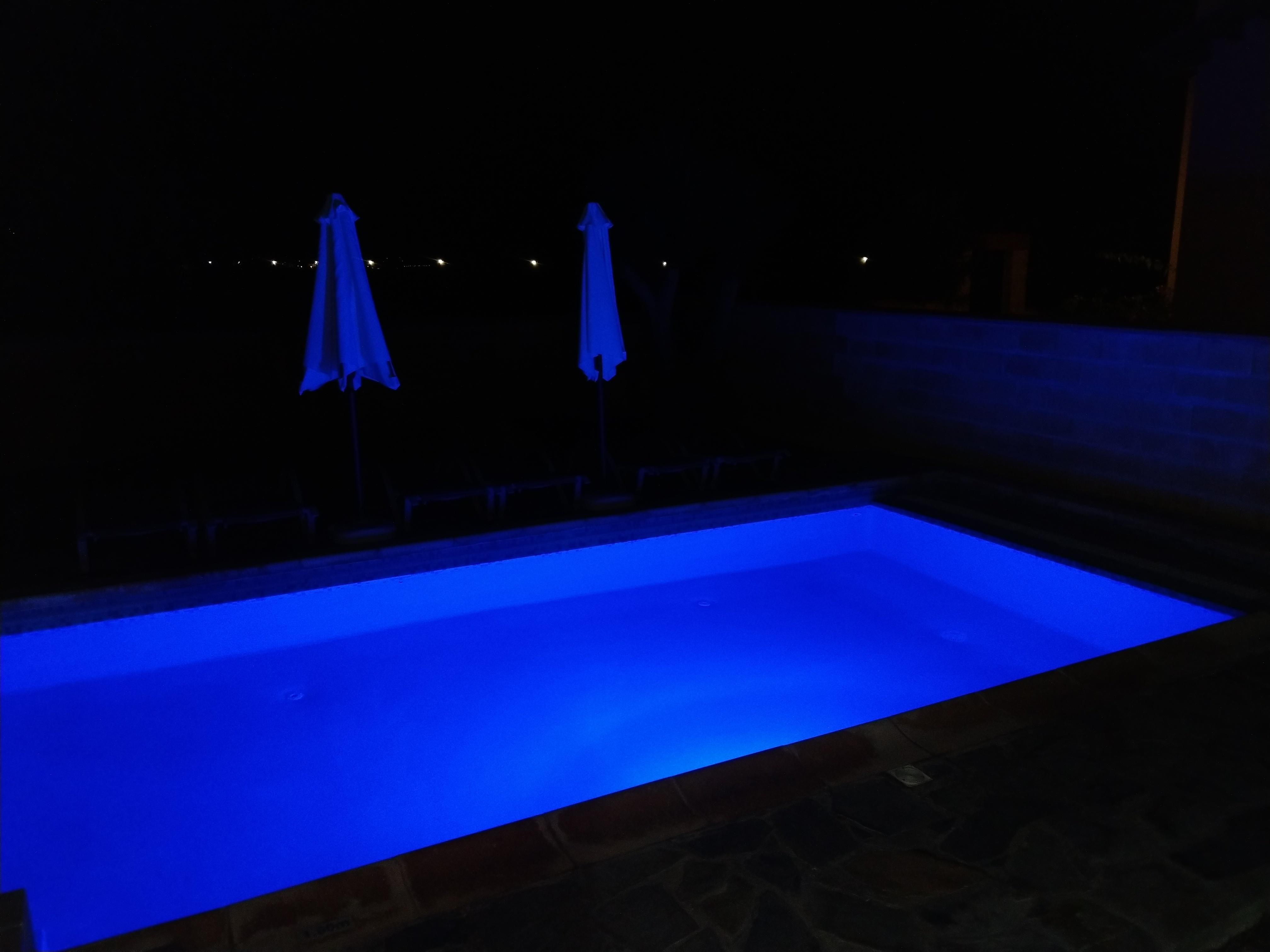 Privater Pool bei Nacht