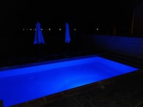 Privater Pool bei Nacht