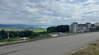 ヴィライナワシロの建屋と猪苗代湖(猪苗代スキー場の駐車場から)