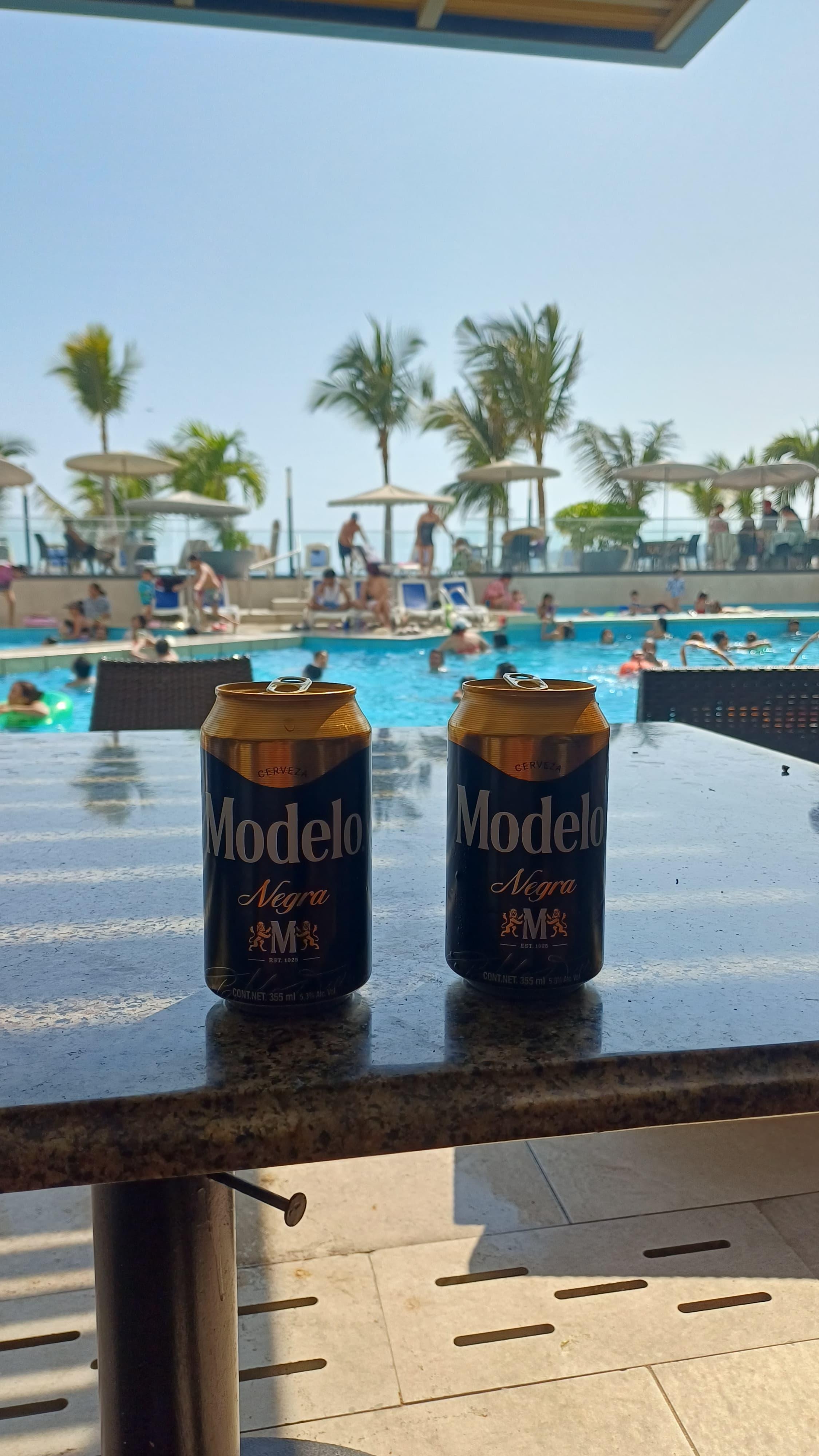 Restaurante en el hotel con vista a la alberca 