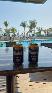 Restaurante en el hotel con vista a la alberca