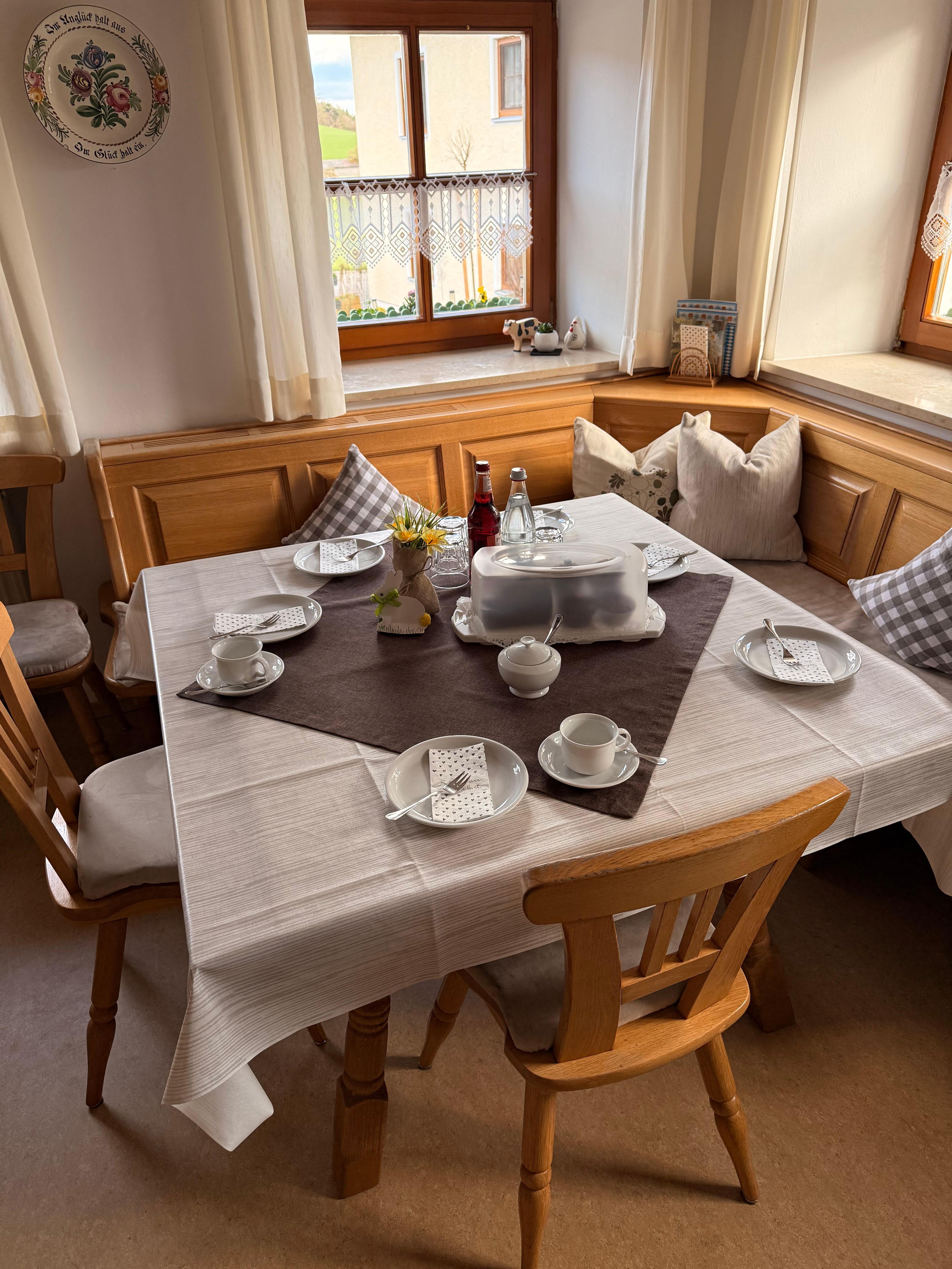 Selbst gebackener Kuchen und ein eingedeckter Tisch erwarteten uns bei Ankunft.