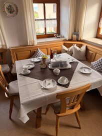 Selbst gebackener Kuchen und ein eingedeckter Tisch erwarteten uns bei Ankunft.