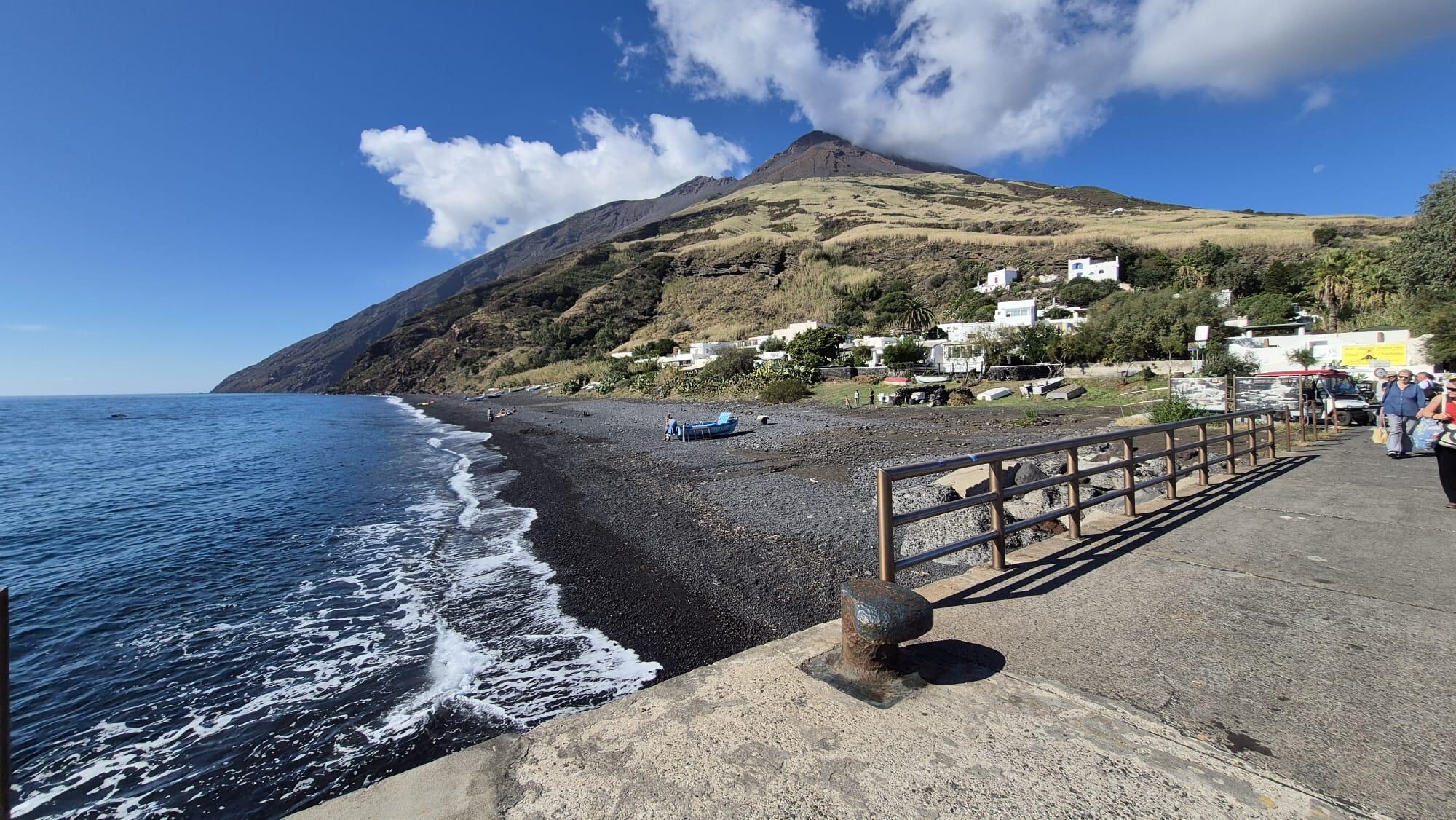 Plage à côté du débarcadère, à 100m de l'hôtel Ossidiana
