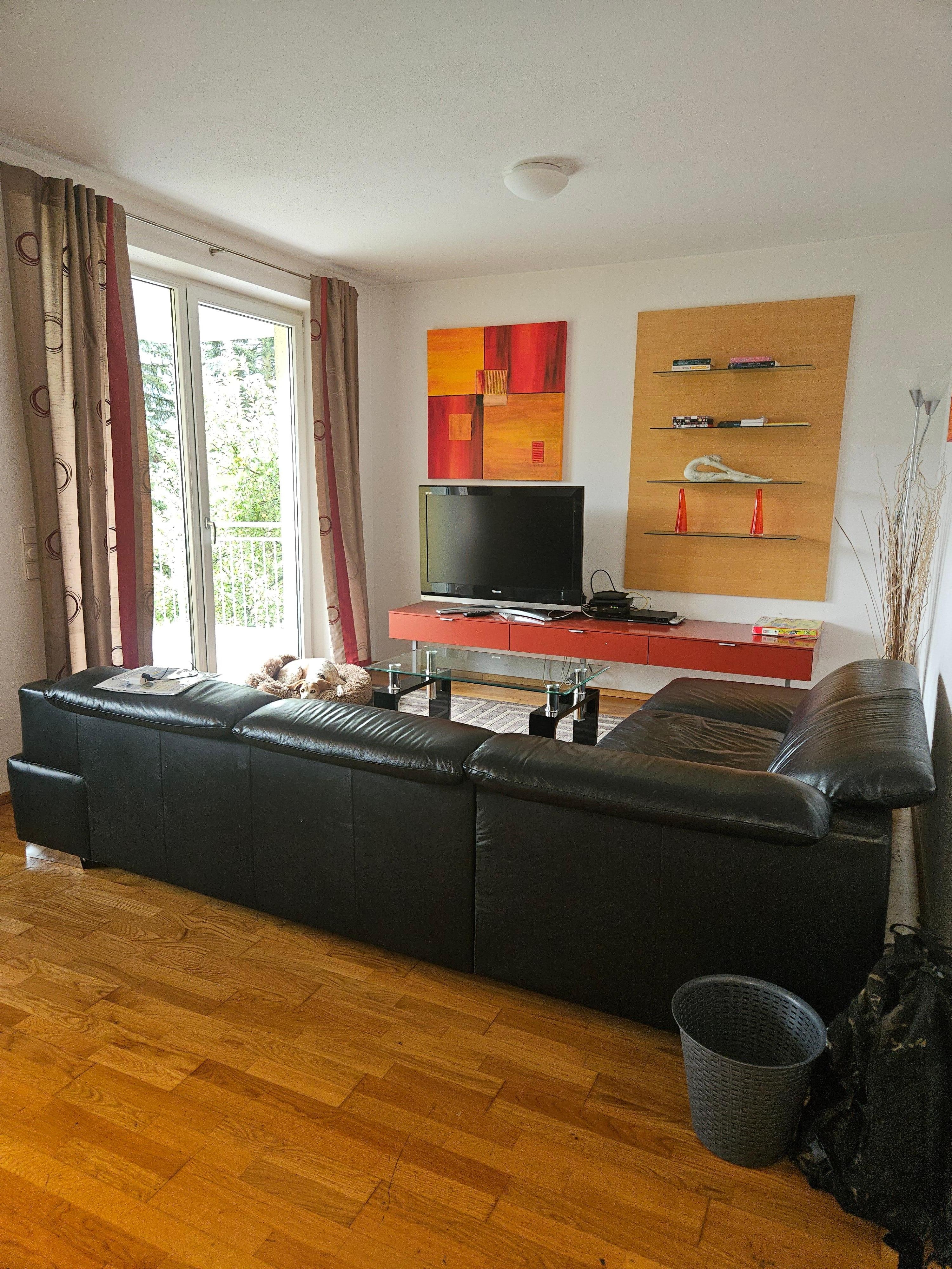 Das Sofa schön gross wurde aber wohl schon von ein paar Bewohnern über den Boden geschoben so daß der Belag darunter gelitten  hat