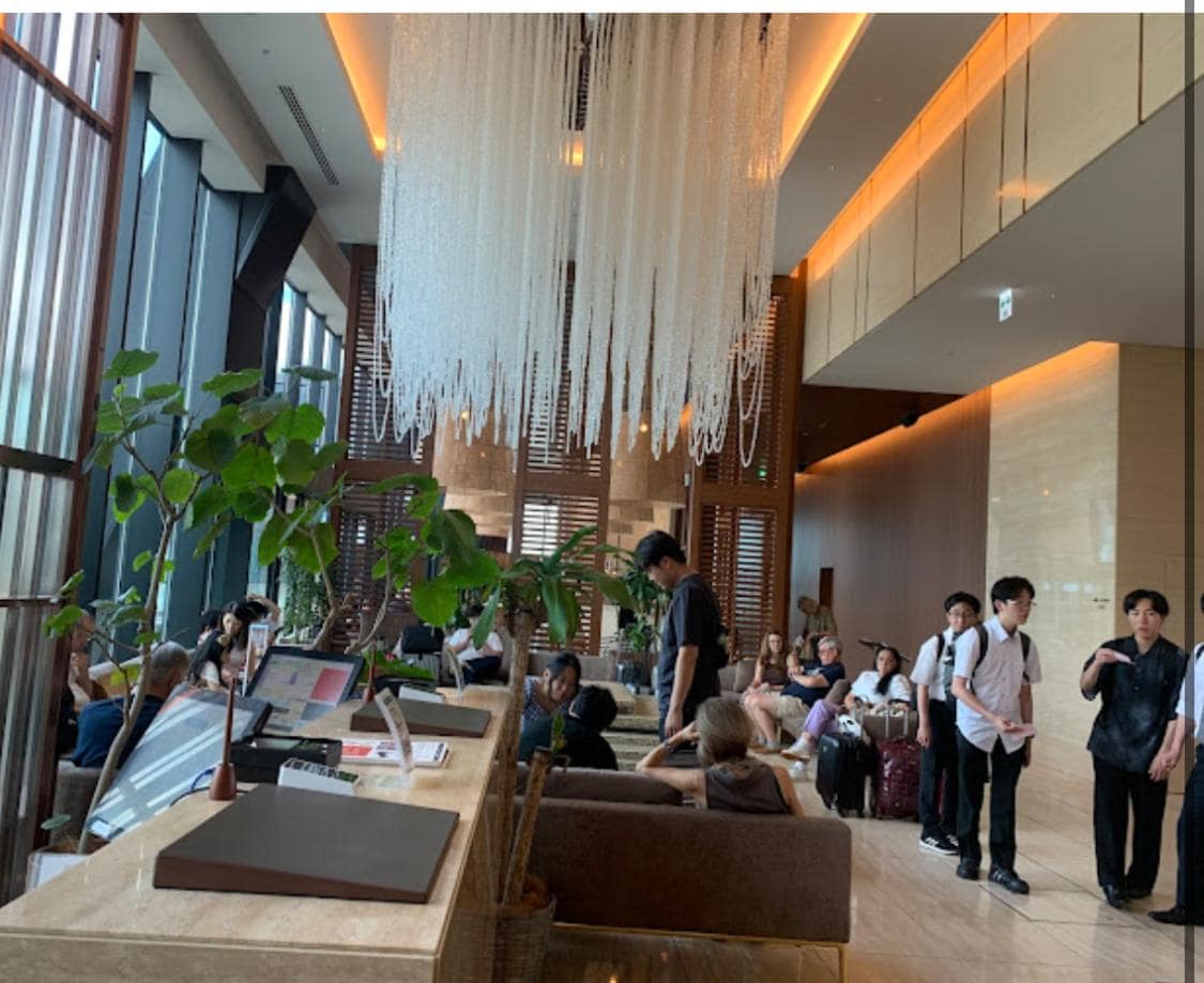 There is no places to seat. People seat and wait till 4 pm, even rooms are ready! Then they lick you out at 11 am. Absolutely zero hospitality. What a shame to Tokyo headquarters!