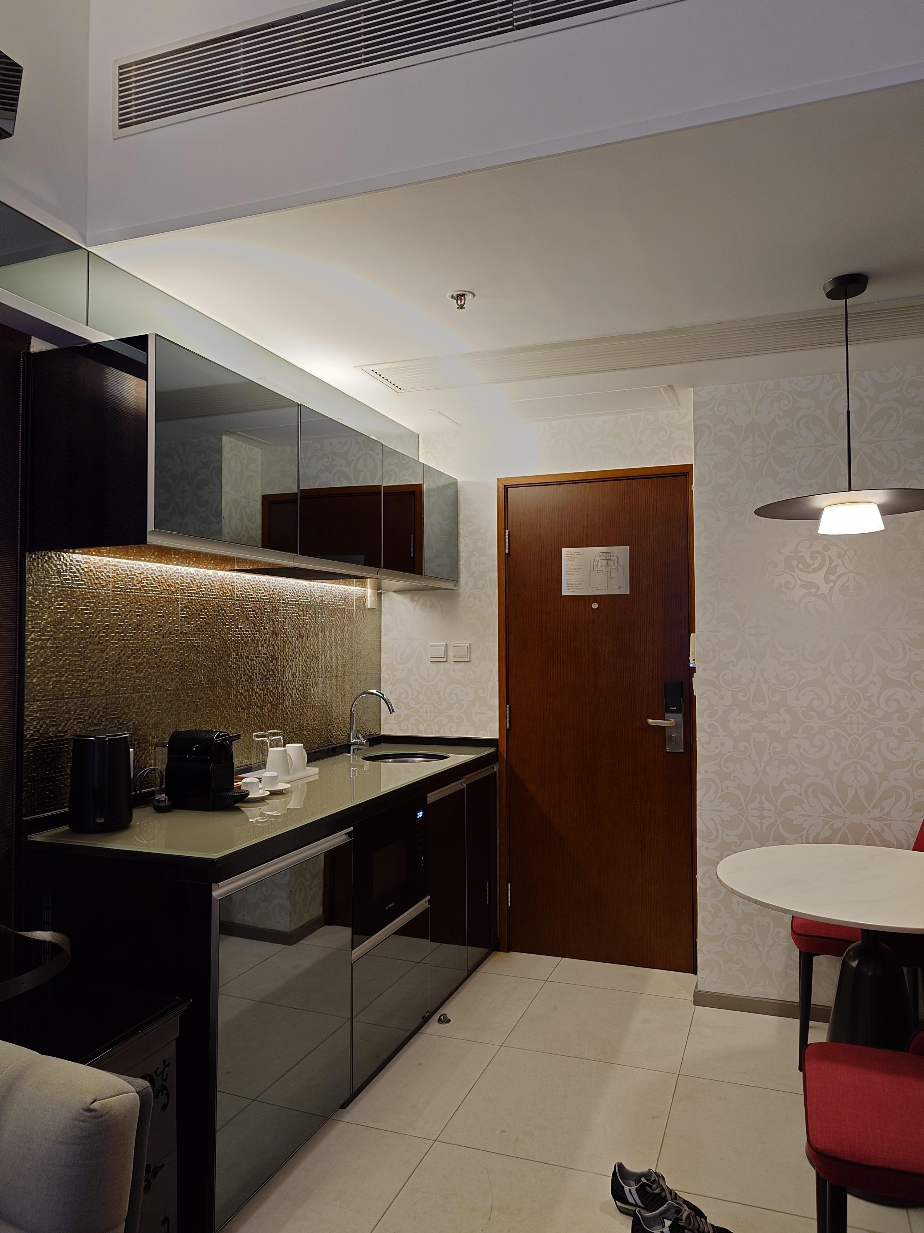 キッチンには、２組の丸皿・小さい丸皿・マグカップ・グラスカップ・デミタスカップ・ティースプーンがありました。　スプーン・フォークなどの食事用のカトラリー、スポンジや洗剤はないです。　レンジオーブンはあります。