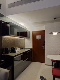 キッチンには、2組の丸皿・小さい丸皿・マグカップ・グラスカップ・デミタスカップ・ティースプーンがありました。 スプーン・フォークなどの食事用のカトラリー、スポンジや洗剤はないです。 レンジオーブンはあります。