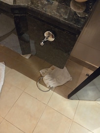 Lose/broken towel holder