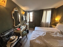 Room 307
Fabric wall covering and canal view