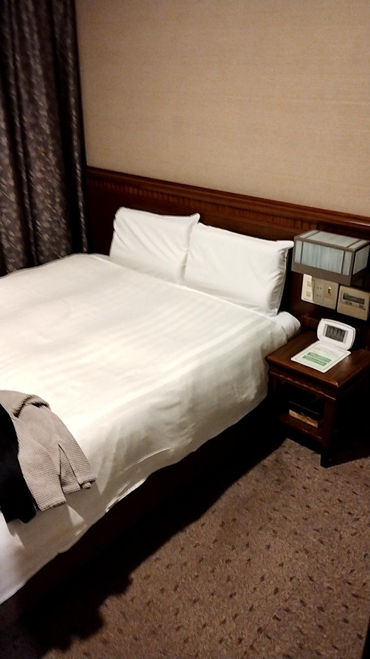 部屋は狭いが、アメニティがコンパクトにまとめられており、使いやすい。