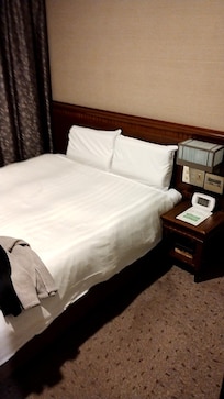 部屋は狭いが、アメニティがコンパクトにまとめられており、使いやすい。