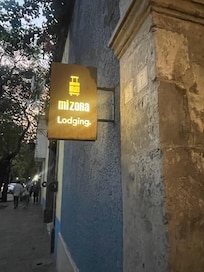 Well lit entry from street. K