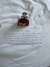 Nota escrita a mano con unos chocolates para darme un mensaje de la lavandería ♥️