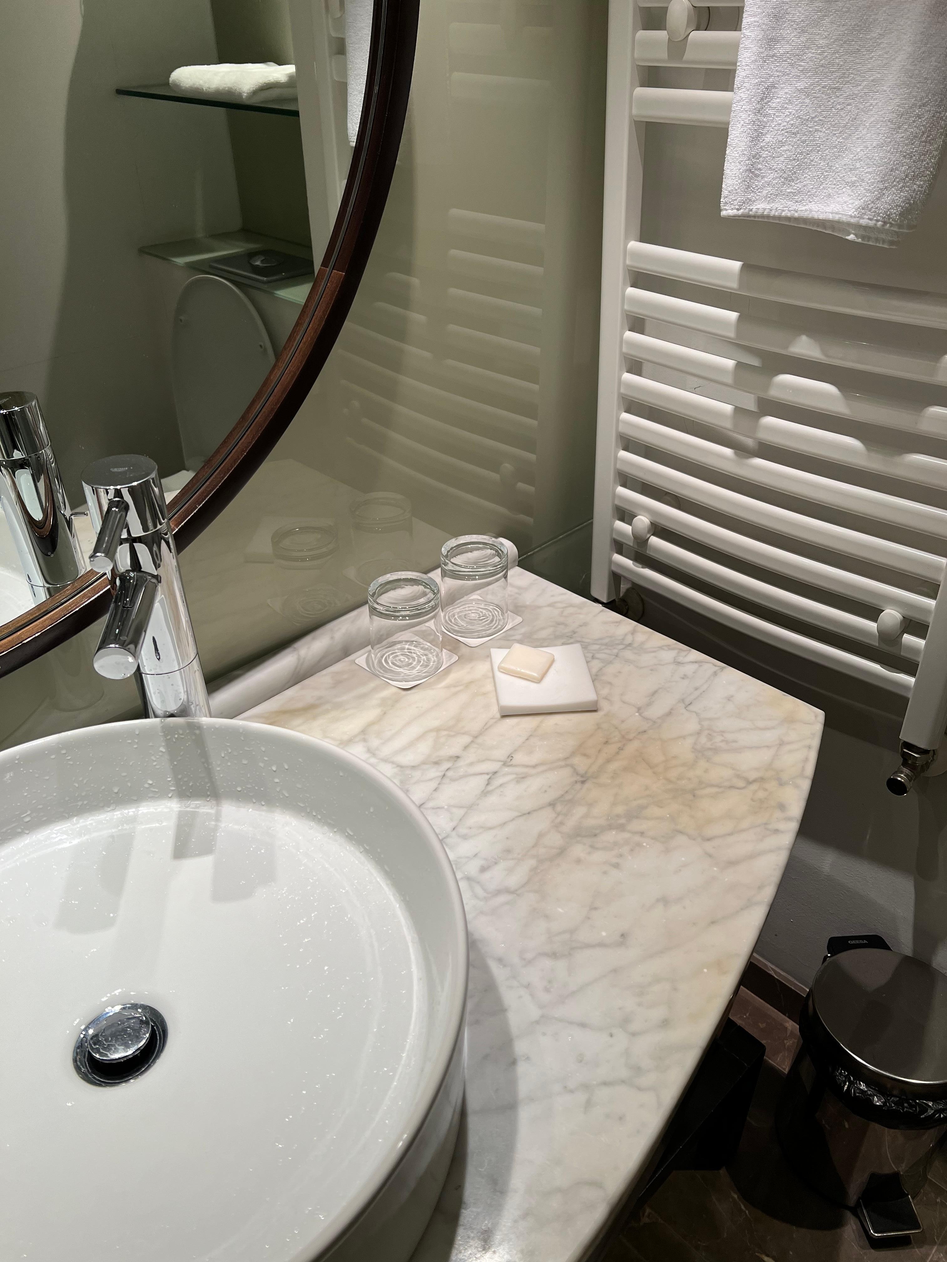 Man kan se at rommene kan trenge oppussing. 