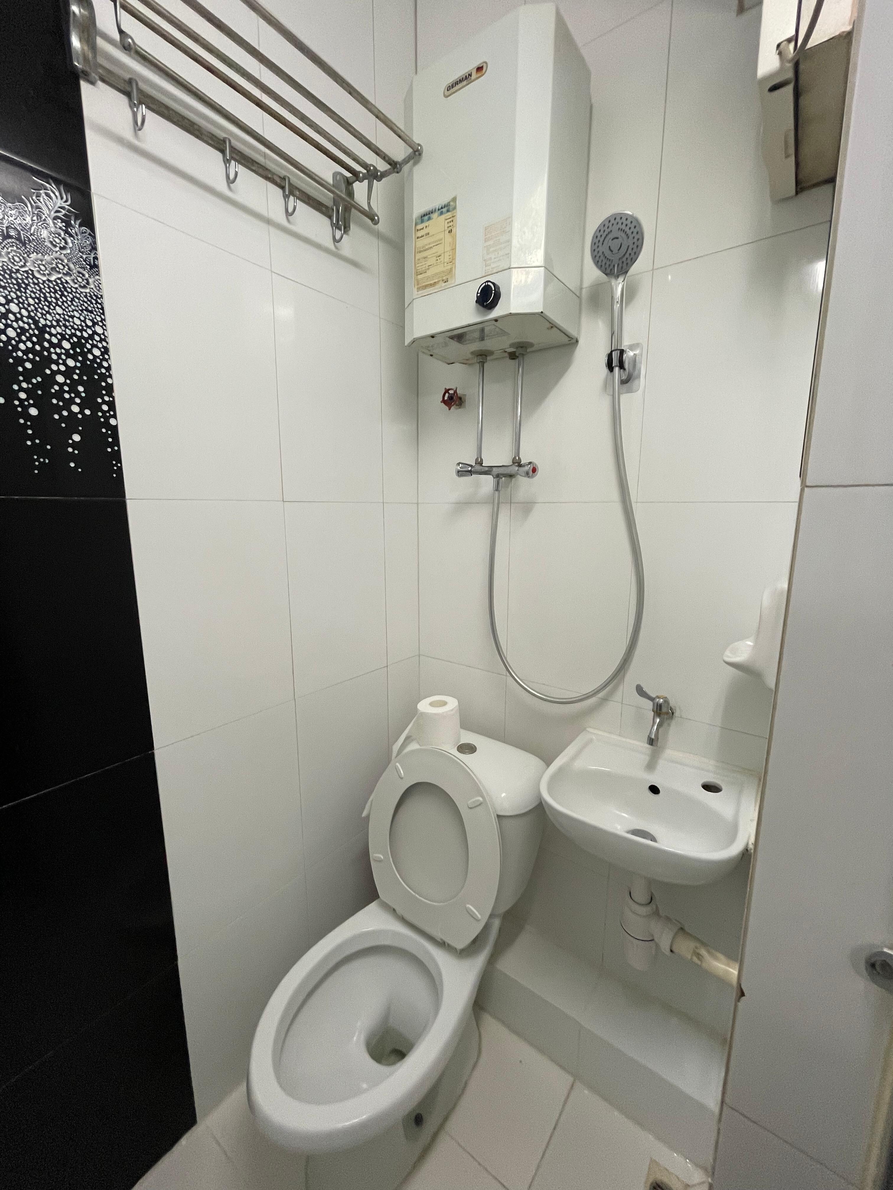 １m2しかないトイレ便座を跨ぐような状態でシャワー