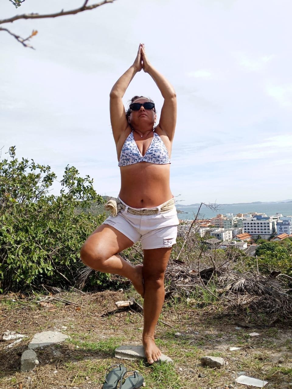 yoga do lado de fora da pousada