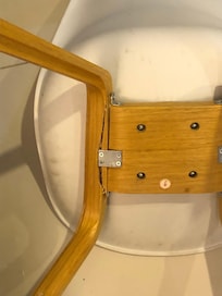 Mobiliario roto, me caí de la silla