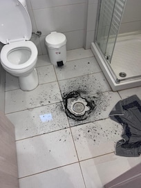 La salle d’eau après le passage de la femme de chambre