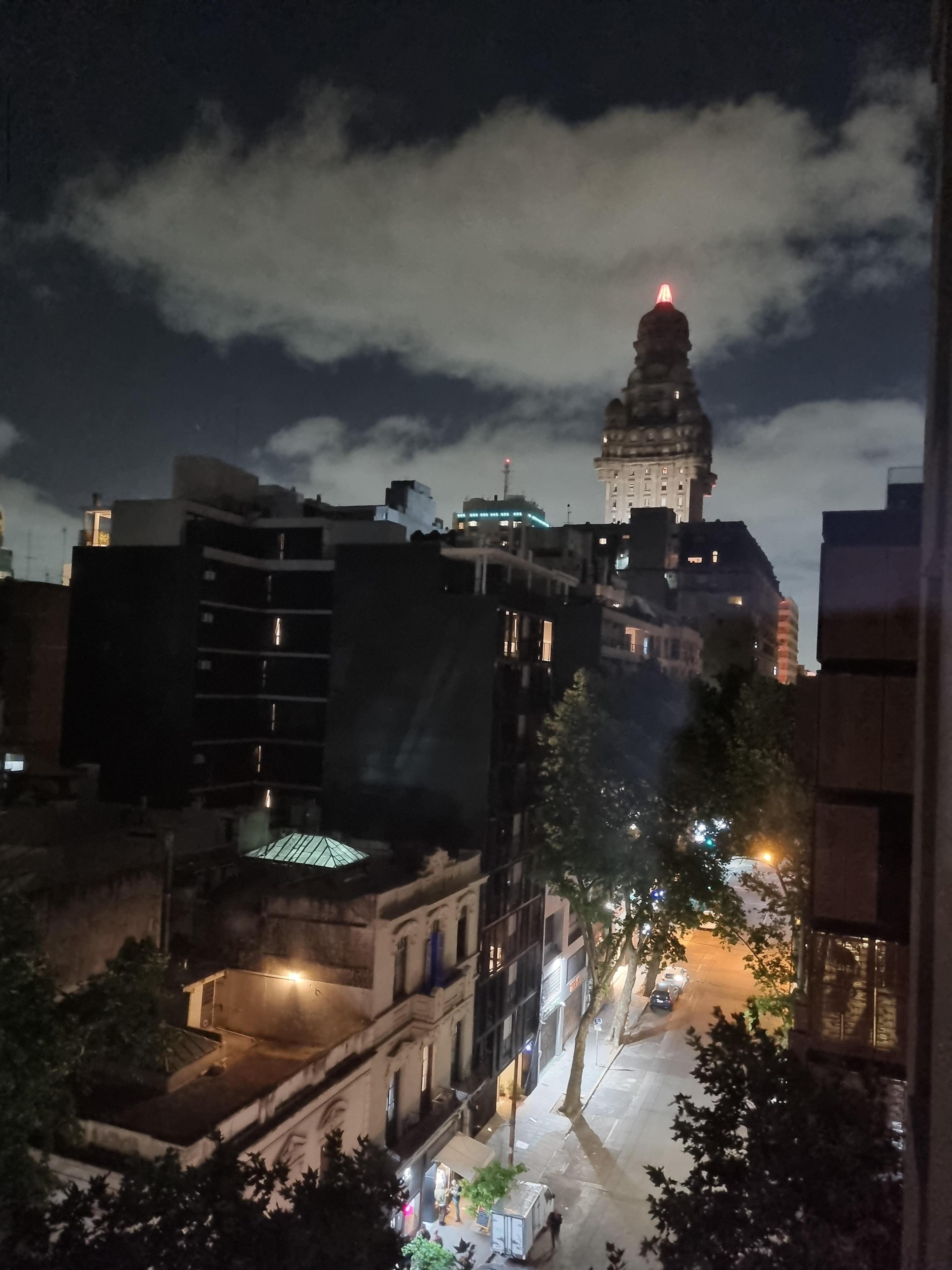 Palácio Salvo à noite, do quarto do hotel.