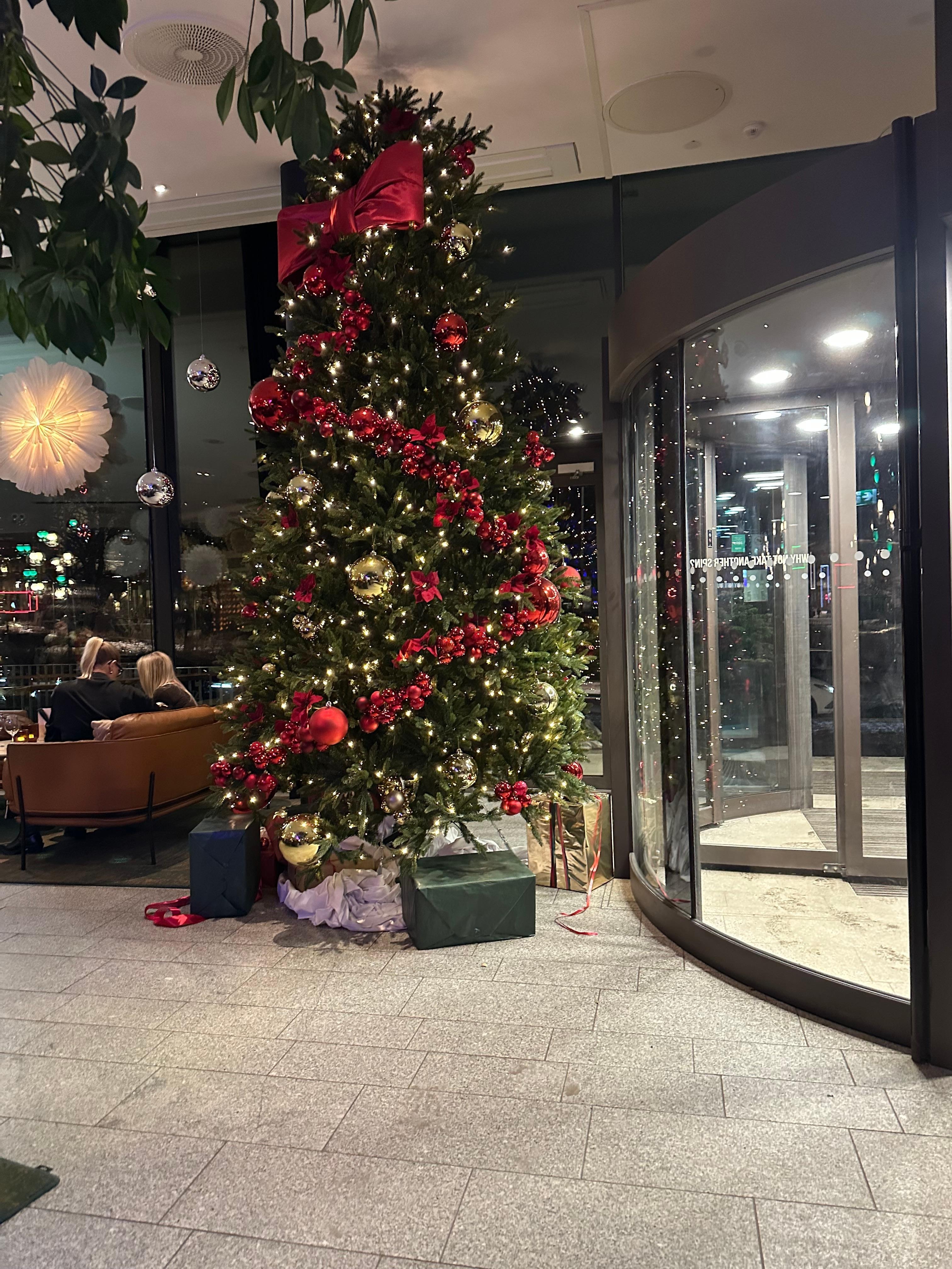 Vid hotellets entrén.