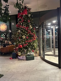 Vid hotellets entrén.