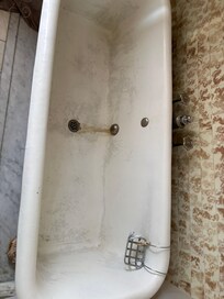 Same bathtub is unclean