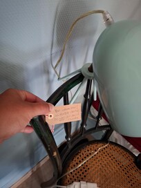 Über all diese Zettel im Haus. Nachttischlampen Halterung eine Zumutung mit diesen Stuhl.