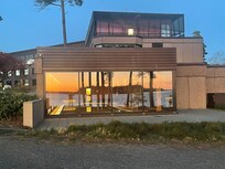 Hotellet med spegling av solnedgång