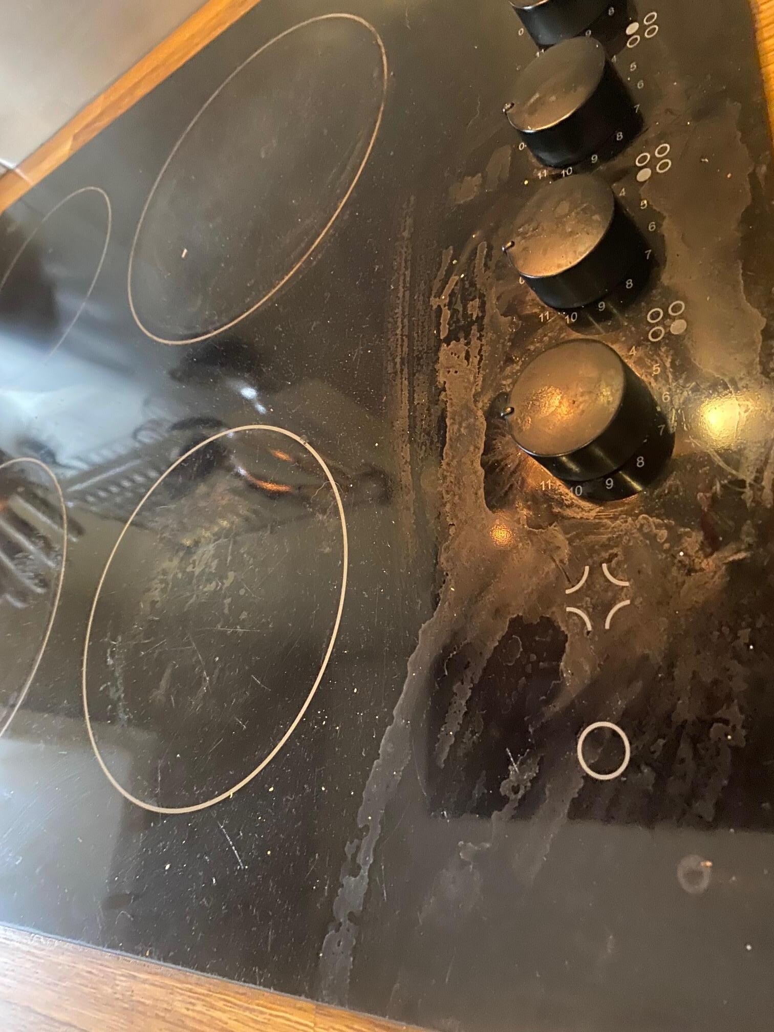 this was the hob which we did not use but it is very dirty which suggests the cleaners did not do a good job