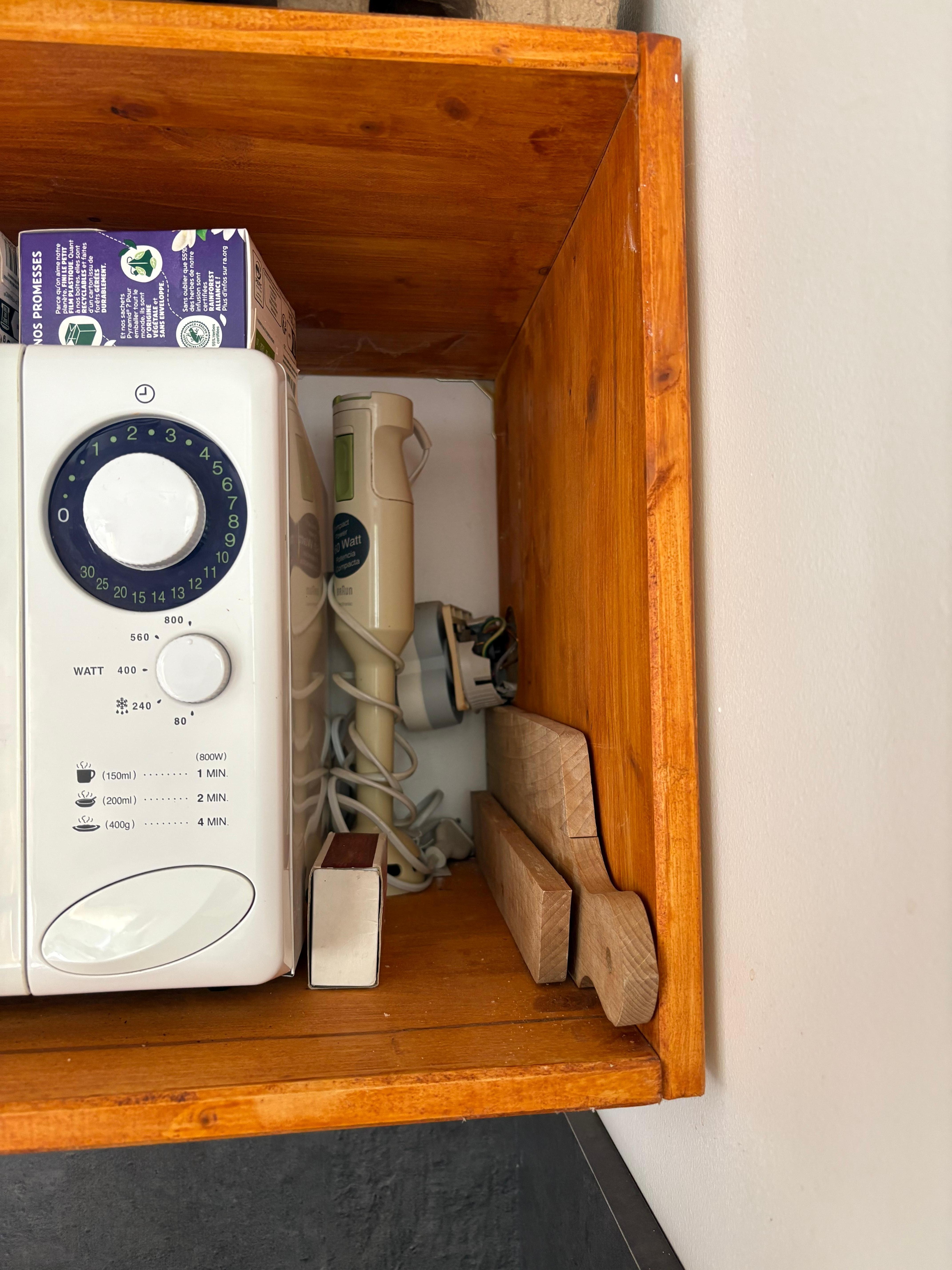 Prise électrique du micro-onde. 